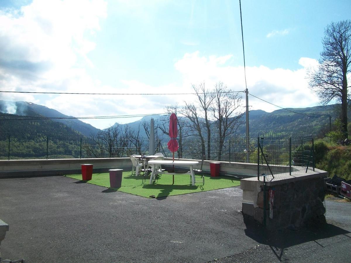 Vacances Au Pied Des Monts Du Cantal Laveissiere Ngoại thất bức ảnh